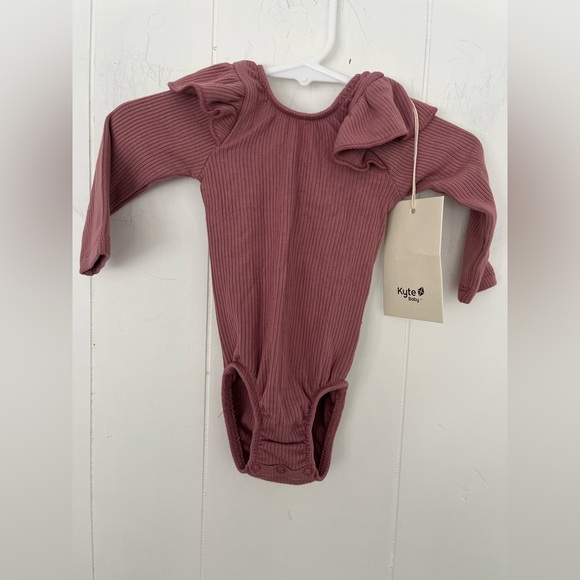 Kyte BABY Other - NEW Kyte Baby DUSTY ROSE Ribbed Long Sleeve Ruffle Leotard size 3-6 months